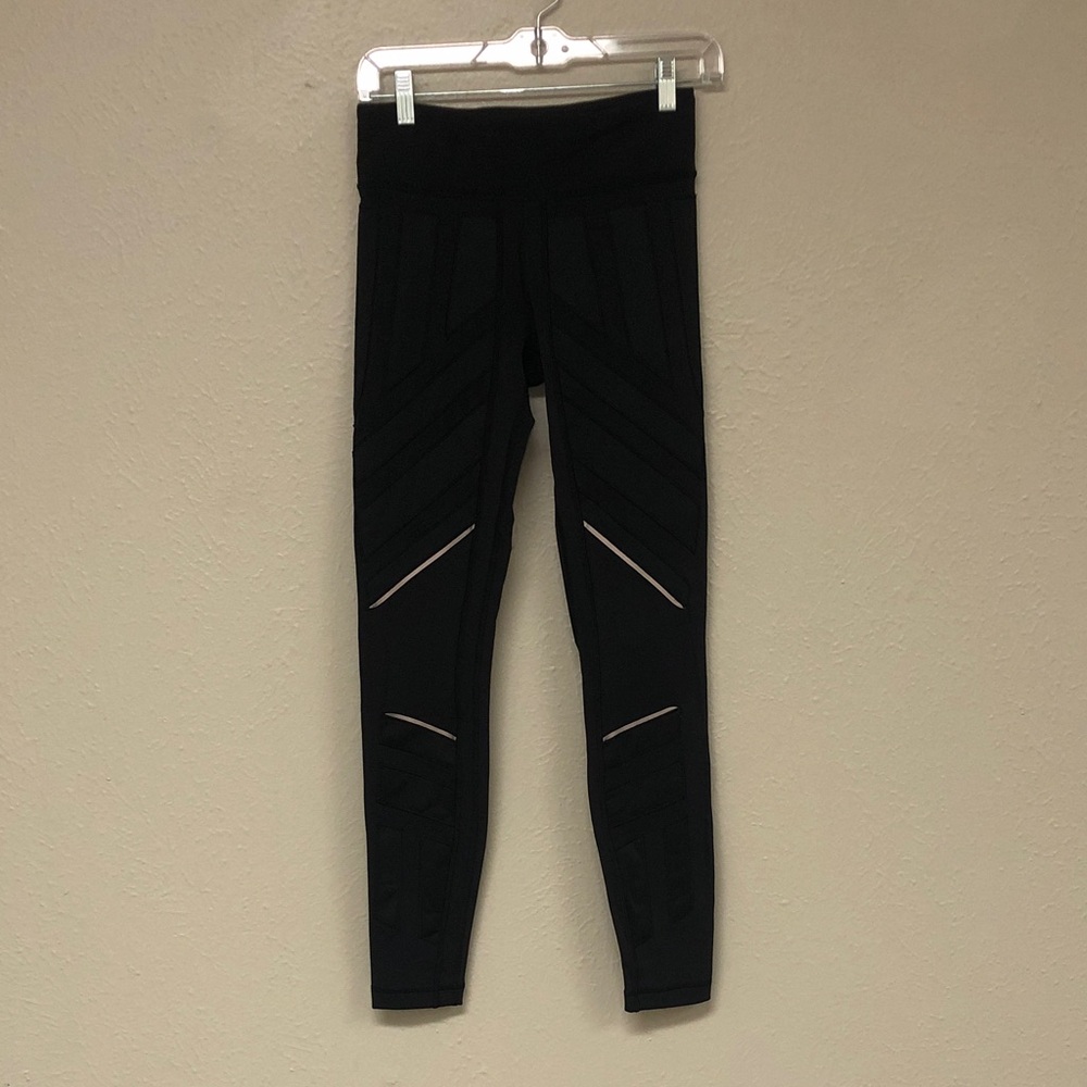 EUC Lululemon reflective detail leggings 6 back zippered pocket